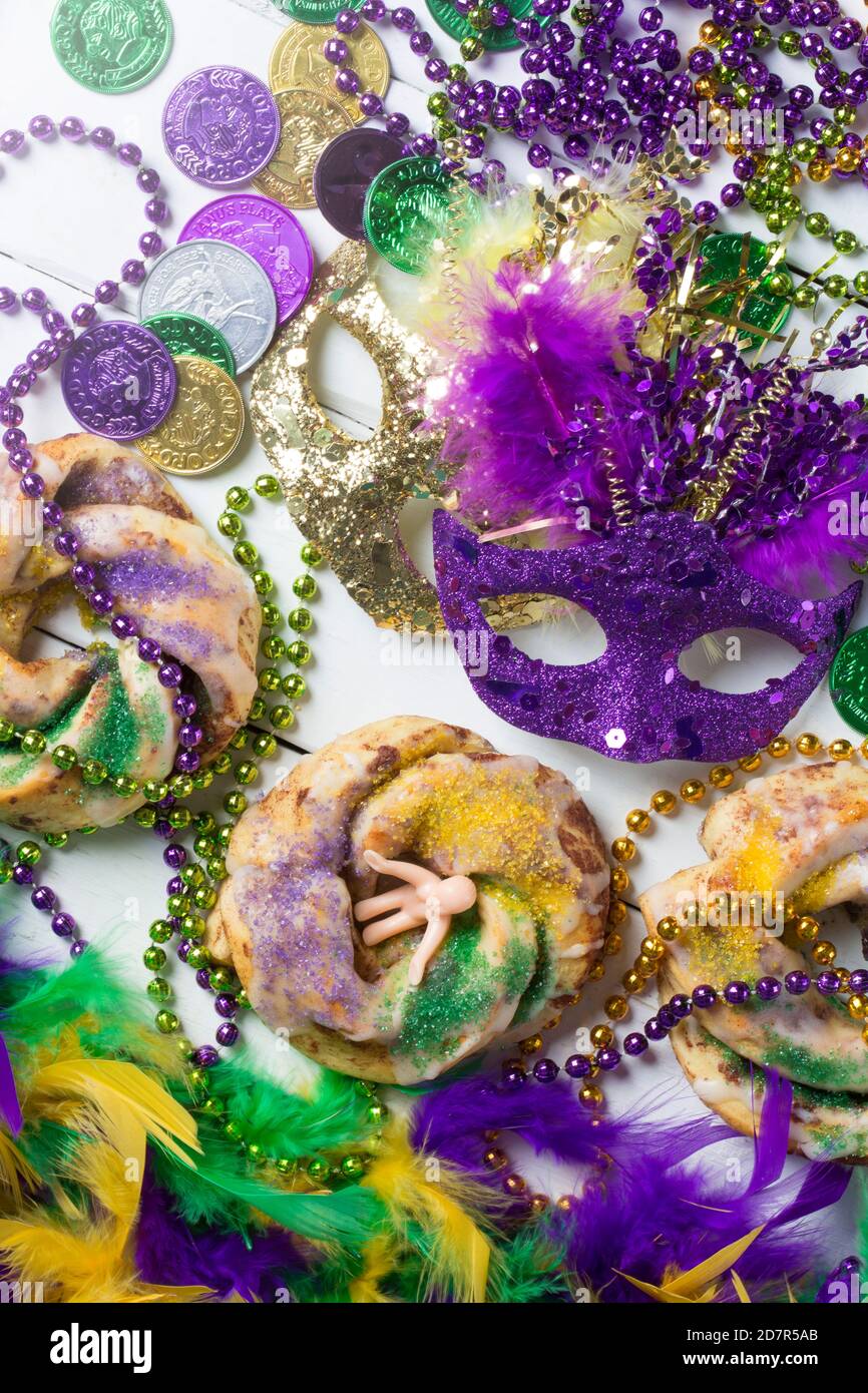 Mardi Gras König Kuchen und Dekoration Stockfoto