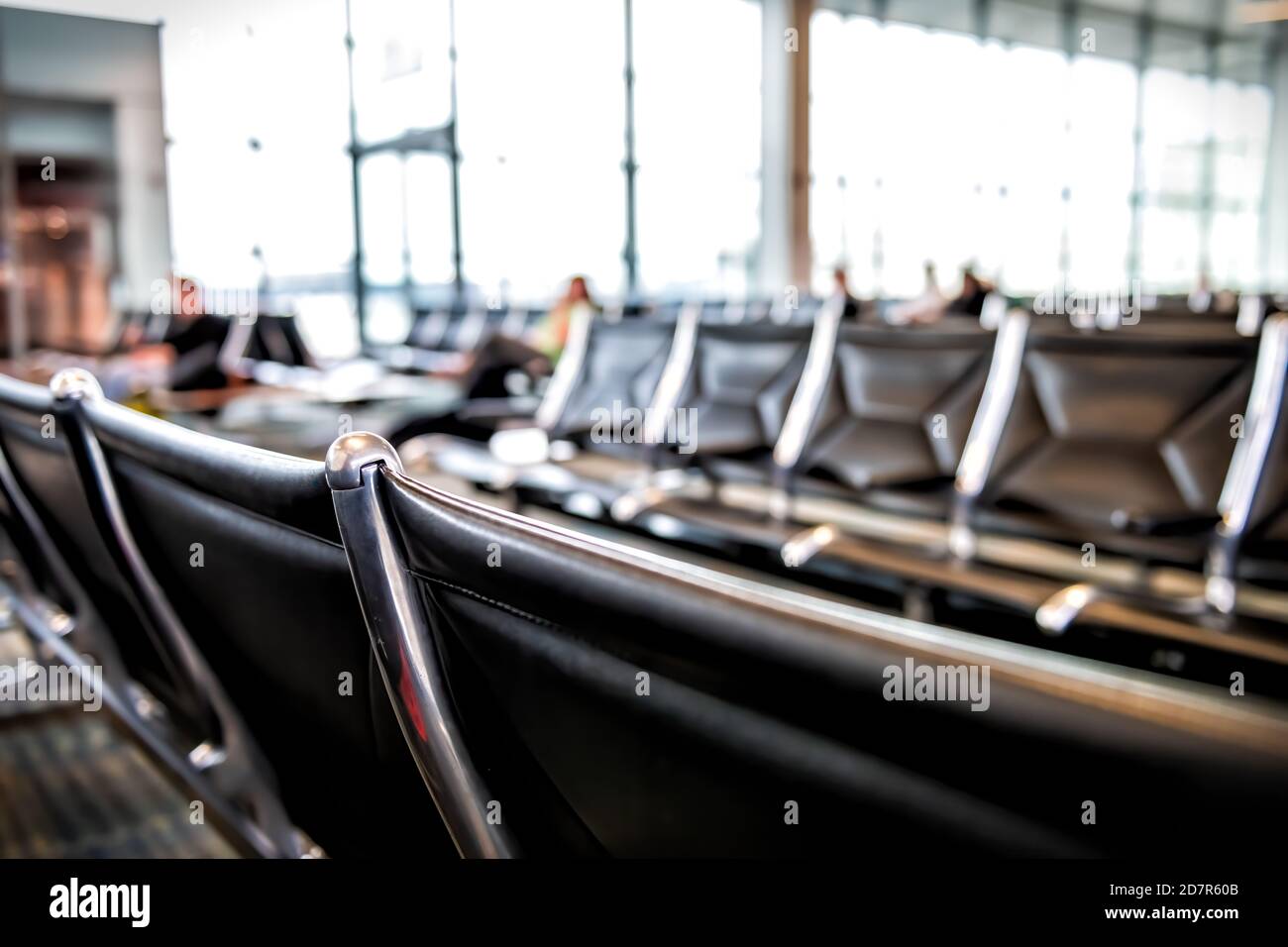 Flughafen-Interieur mit schwarzem Mülleimer Mülleimer im Vordergrund Und verschwommener Bokeh-Hintergrund des Wartebereichs am Abflugsteig In den USA ist niemand leer Stockfoto