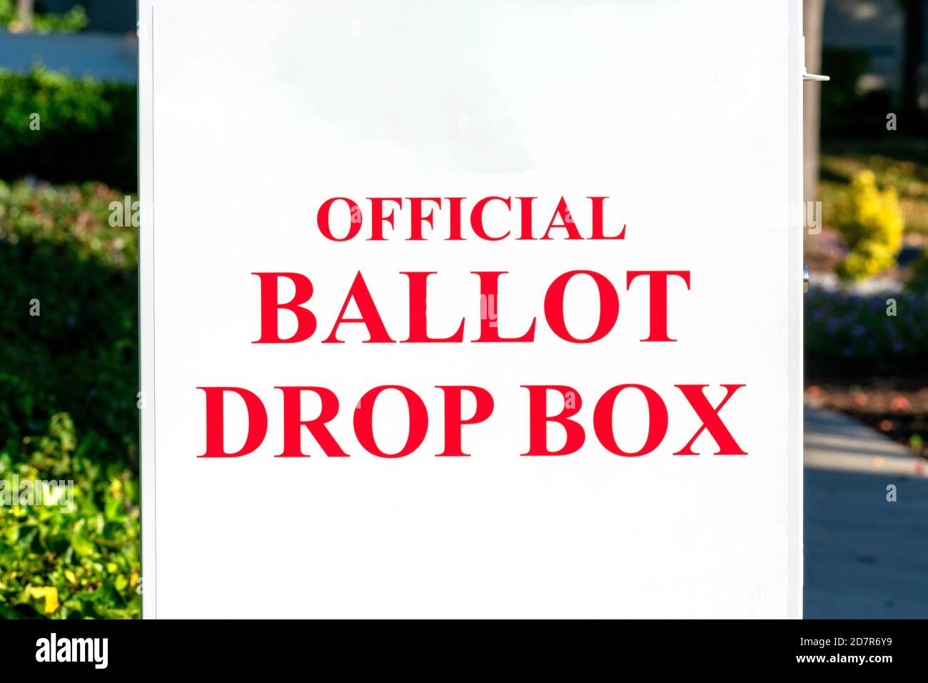 Offizielle Stimmzettel Drop-Box Zeichen auf weißen Sammelkasten im Freien während der Wahl eingerichtet. Stockfoto