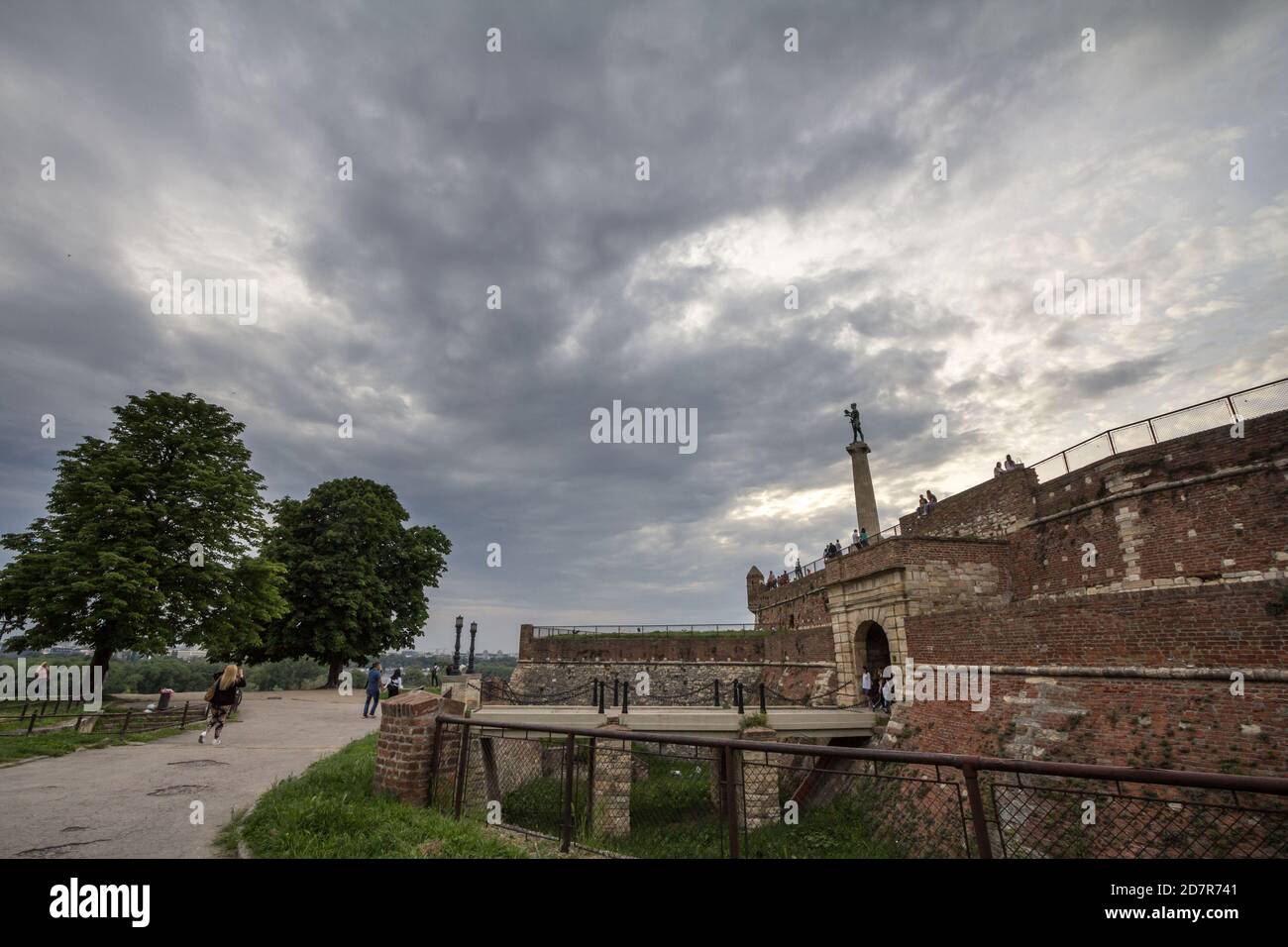 BELGRAD, SERBIEN - 26. MAI 2019: Victor-Statue auf der Festung Kalemegdan vom Kalemegdan Park aus gesehen. Auch Kalemegdanska trvrdjava genannt, ist es eine ott Stockfoto