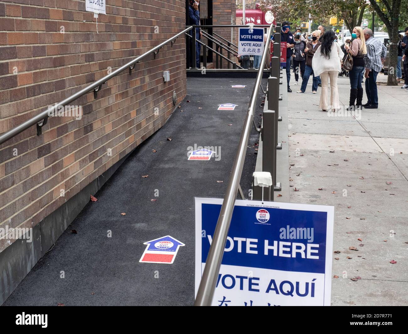 Brooklyn, NY, USA - 24. Oktober 2020: Menschen warten in der Schlange für die vorgezogene Präsidentschaftswahl in St. Dominic's Catholic Church, Brooklyn inmitten von Coronavirus Stockfoto