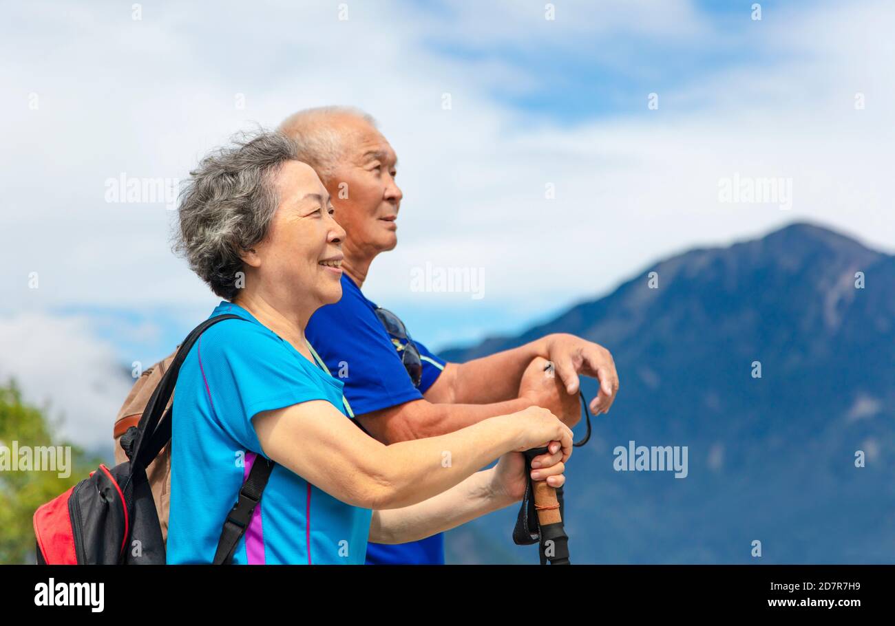 Glücklich asiatische Senior paar Wandern in der Natur Stockfoto