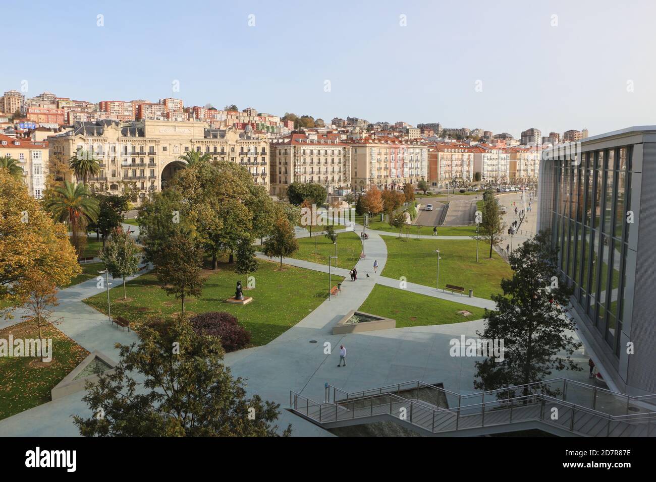 Der ursprüngliche alte Hauptsitz der Banco de Santander auf der Hauptstraße Paseo de Pereda in Santander Kantabrien Spanien aus Das Centro Botin Art Center Stockfoto
