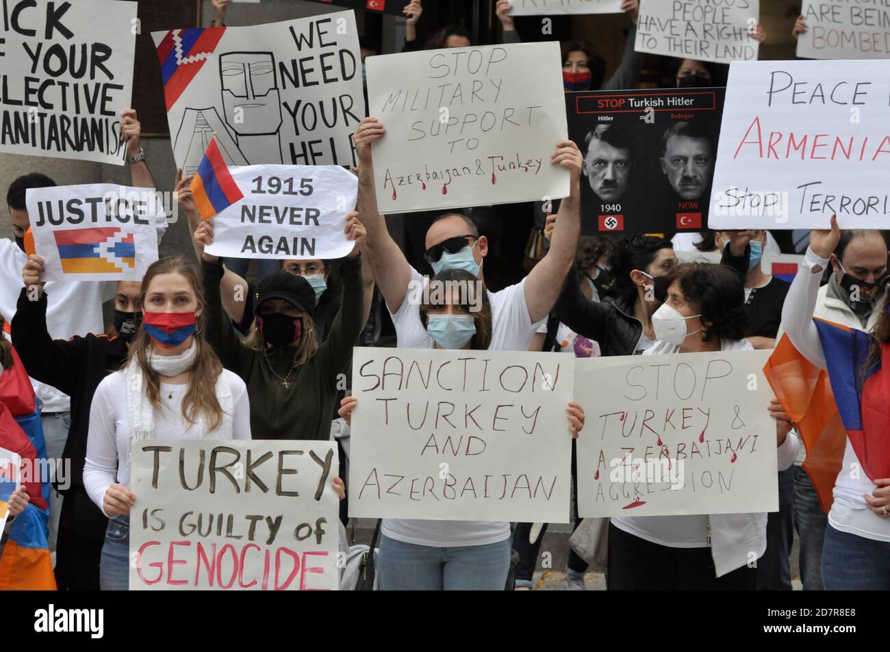 Boston, Massachusetts, USA. Okt. 2020. Armenisch-amerikanische Kundgebung und Protest gegen aserbaidschanische und türkische Angriffe und Aggressionen auf die Republik Arzakh, Berg-Karabach, in einer stillen Aktion in Faneuil Hall und Quincy Marketplace in Boston. Touristen und Einheimische, die trotz der Covid-19-Pandemie einen letzten warmen Herbsttag ausgingen, interagierten schließlich mit den Demonstranten, nachdem sie die informativen Zeichen über die Krise gelesen hatten, die mit dem 27. September begann. Angriff auf die Republik Arzakh durch aserbaidschanische Truppen, die das Land durch militärische Aktion zurücknehmen wollen. (Bild: © Kenneth Martin/ Stockfoto