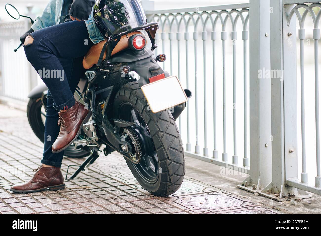 Cool selbstbewussten Motorradfahrer Stockfoto