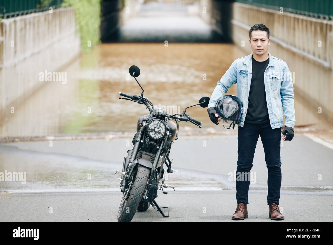 Selbstbewusster, hübscher Motorradfahrer Stockfoto