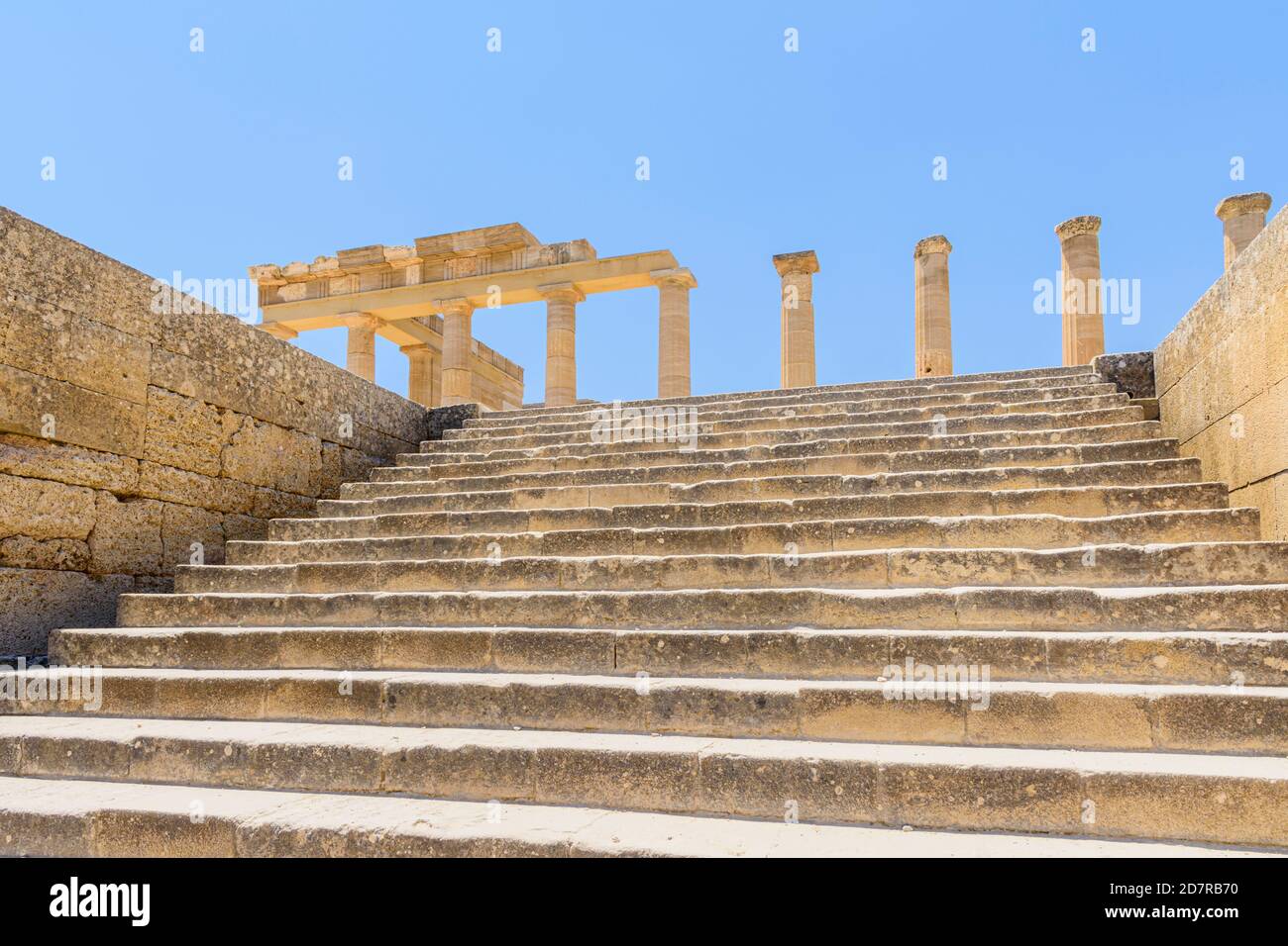 Hellenistische Treppe führt zu den Stoa Ruinen auf der Akropolis von Lindos, Rhodos, Griechenland Stockfoto