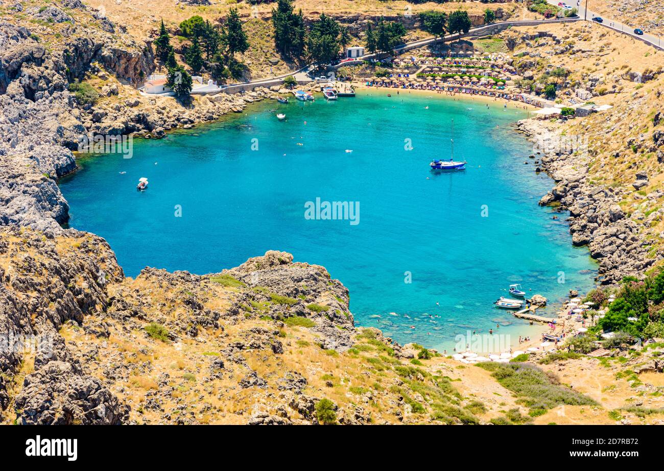 Herzförmiger Blick auf die Strände von St. Paul's Bay, Lindos, Rhodos, Dodekanes, Griechenland Stockfoto