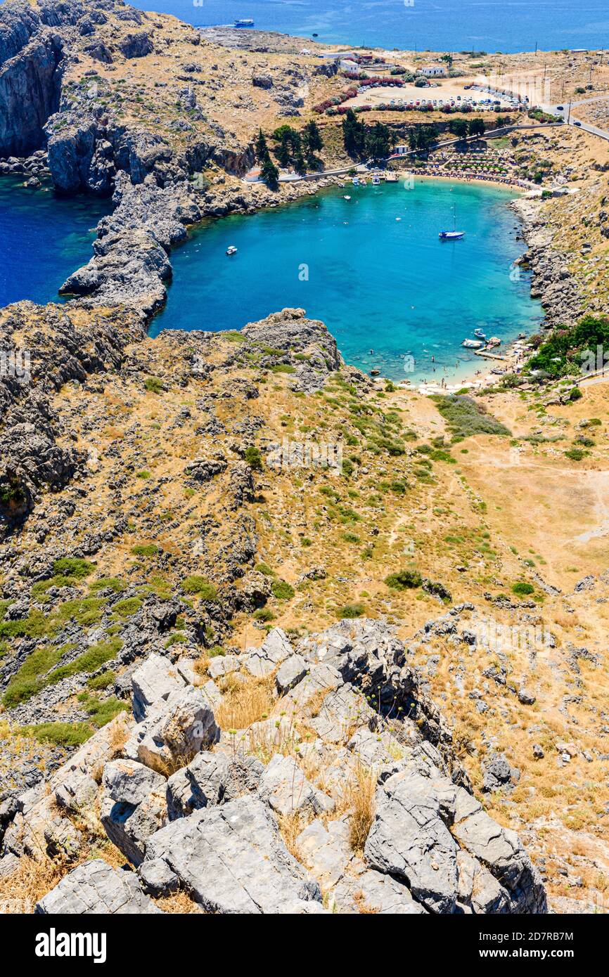 Blick auf die Strände von St. Paul's Bay, Lindos, Rhodos, Dodekanes, Griechenland Stockfoto