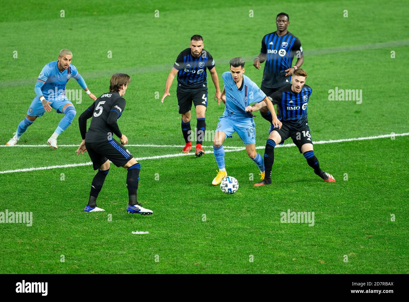 New York, Usa. Okt. 2020. Jesus Medina (19) von NYCFC kontrolliert den Ball während des regulären MLS-Spiels gegen Montreal Impact im Yankee Stadium in New York am 24. Oktober 2020. NYCFC gewann 3:1. (Foto von Lev Radin/Sipa USA) Quelle: SIPA USA/Alamy Live News Stockfoto