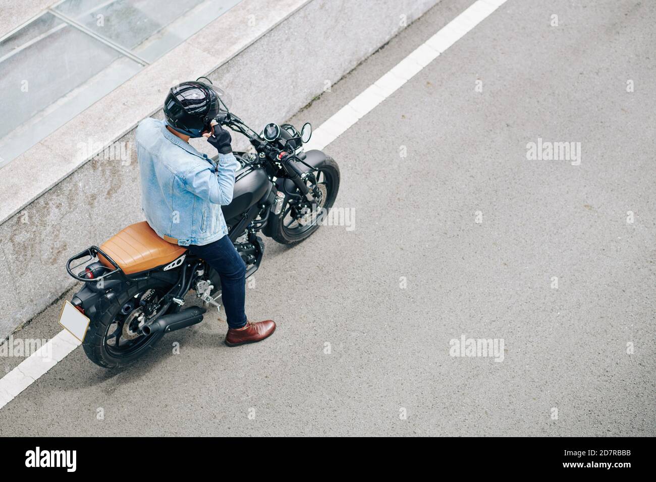 Motorradfahrer Einstellhelm Stockfoto