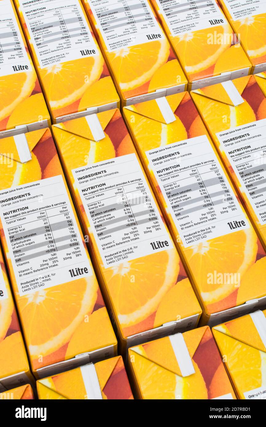 ASDA Orangensaft Nährwertkennzeichnung: Zeigt Zucker-/Kohlenhydratgehalt an. Für Lebensmittelverpackungen, Lebensmitteletiketten, Lebensmittelkennzeichnung, Lebensmittelzutaten, 1 von 5 Stockfoto