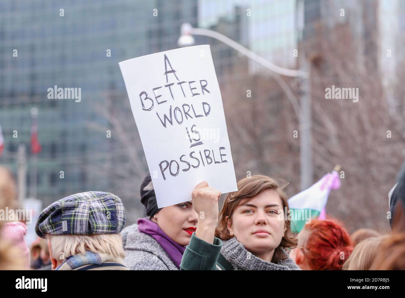 Eine Protesterin mit einem Plakat, das ihre Meinung während der Demonstration zum Ausdruck brachte.Tausende Frauen und ihre Verbündeten marschierten zur Unterstützung des Marsches der Frauen in Washington. Stockfoto