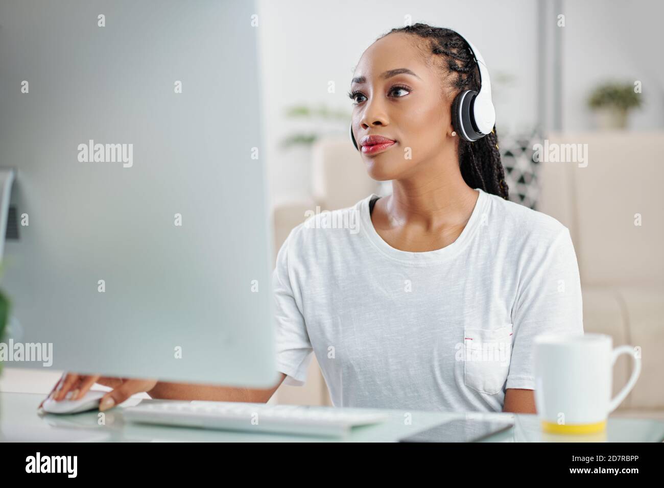 Frau am Computer arbeiten Stockfoto