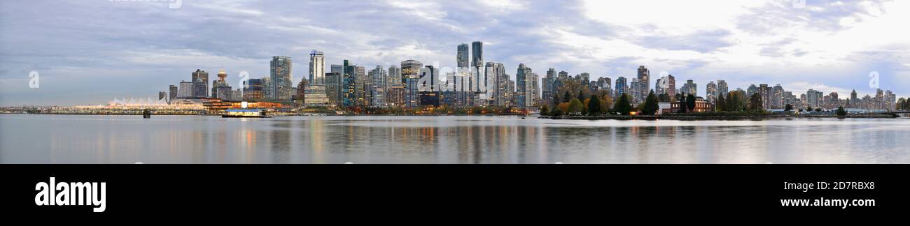 Panoramablick auf die Skyline von Vancouver City bei Sonnenuntergang, KANADA Stockfoto