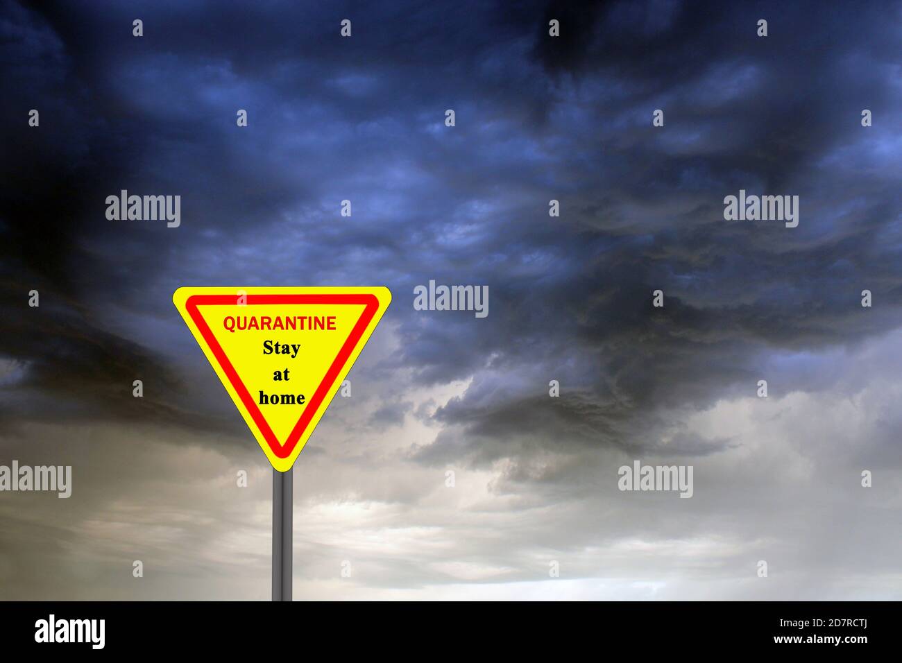 Rufen Sie an, um während der Quarantäne zu Hause zu bleiben. Quarantäne während Coronavirus. Appell über Covid-19 auf Schild mit Gewitterwolken. Warnschild über Coronavirus w Stockfoto