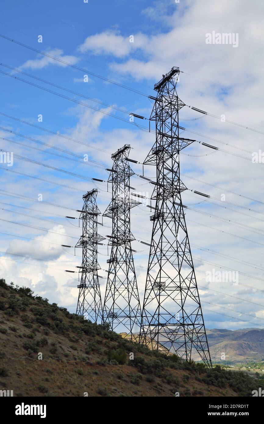 Strommasten und Stromleitungen Stockfoto