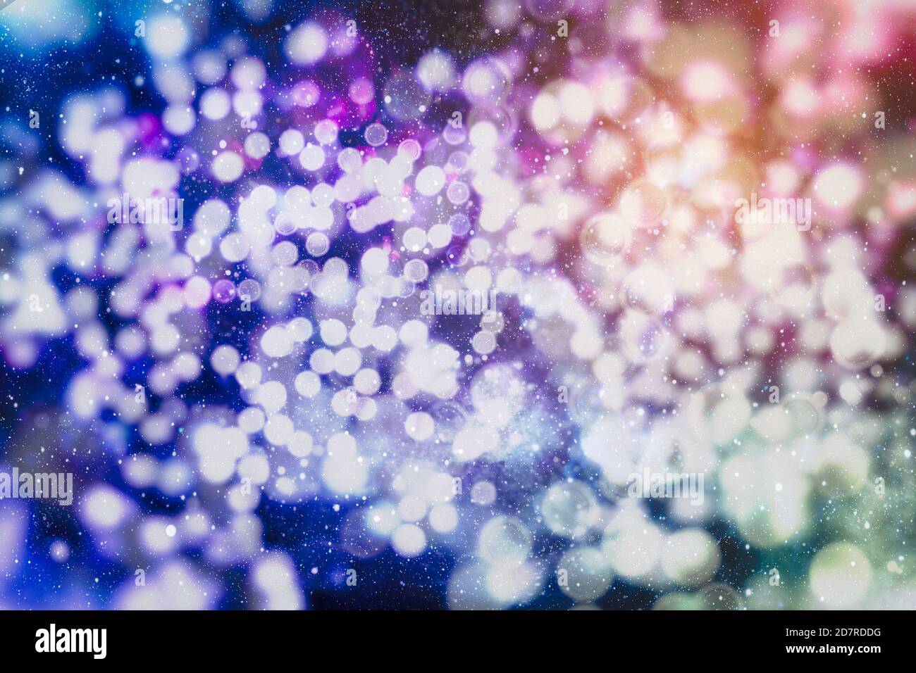 Weihnachtliche Einrichtung mit hellen Bokeh-Lichtern. Magischer Winter zur Weihnachtszeit. Stockfoto