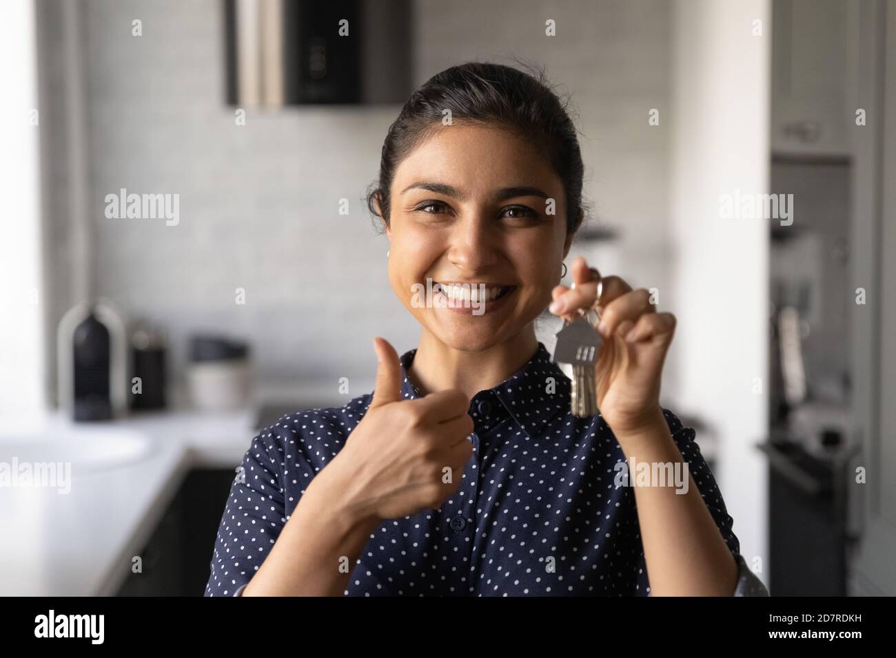 Portrait einer lächelnden indischen Mieter mit Schlüsseln Stockfoto