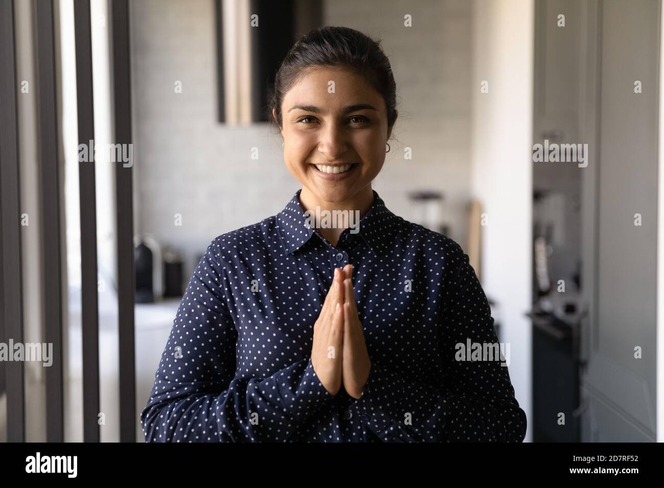 Porträt einer lächelnden indischen Frau Hände in Namaste Geste halten Stockfoto