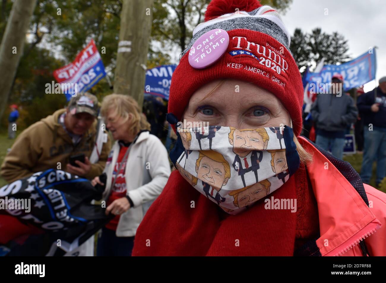 Dallas, Usa. Okt. 2020. Ein Trump-Anhänger trägt eine Donald-Trump-Maske, während er darauf wartet, dass Joe Biden auf seinem Weg zu einer Kundgebung in Dallas vorbeikommt.Trump-Anhänger hielten eine Gegenkundgebung zur Joe Biden-Kundgebung in Dallas ab etwa 1,000 Trump-Anhänger säumten den Memorial Highway und die Hildebrandt Road, wo Biden stattfand Sollte den Veranstaltungsort betreten. Joe Biden ging durch den Hintereingang hinein. Kredit: SOPA Images Limited/Alamy Live Nachrichten Stockfoto
