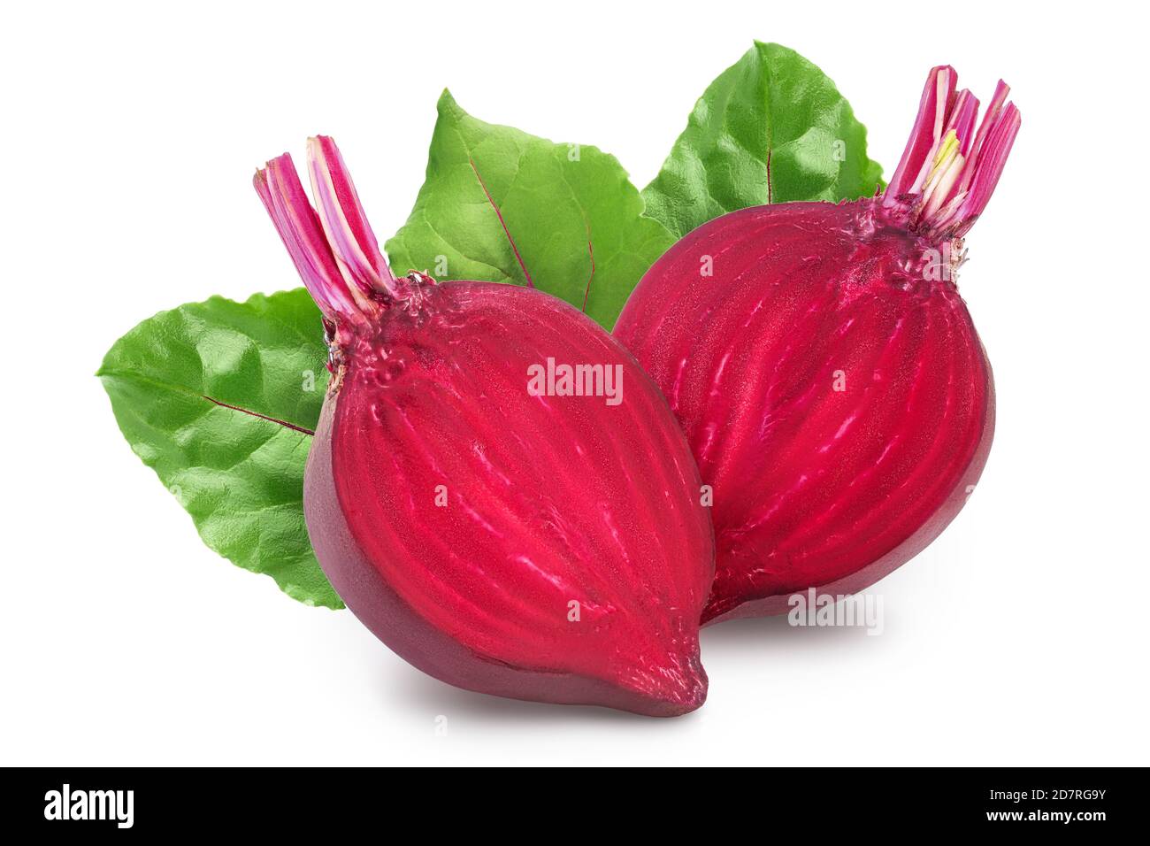 Rote Bete halb isoliert auf weißem Hintergrund mit Beschneidungspfad und voller Schärfentiefe Stockfoto