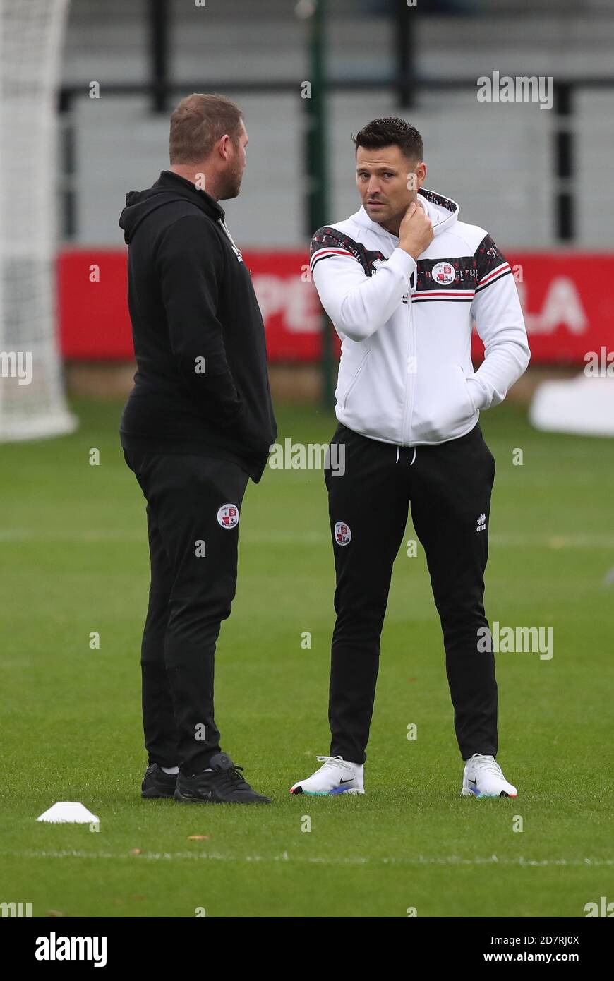 Salford, Großbritannien. 24. Oktober 2020 Fernsehen Persönlichkeit Mark Wright gesehen mit Assistant Head Coach Lee Bradbury während der Sky Bet League zwei Spiel zwischen Salford City und Crawley Town. Kredit: James Boardman / Alamy Live Nachrichten Stockfoto