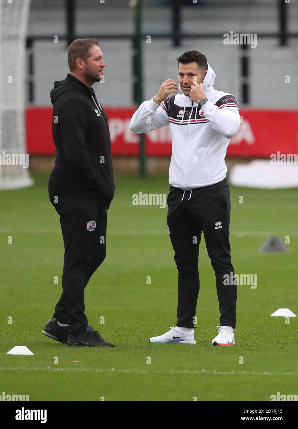 Salford, Großbritannien. 24. Oktober 2020 Fernsehen Persönlichkeit Mark Wright gesehen mit Assistant Head Coach Lee Bradbury während der Sky Bet League zwei Spiel zwischen Salford City und Crawley Town. Kredit: James Boardman / Alamy Live Nachrichten Stockfoto