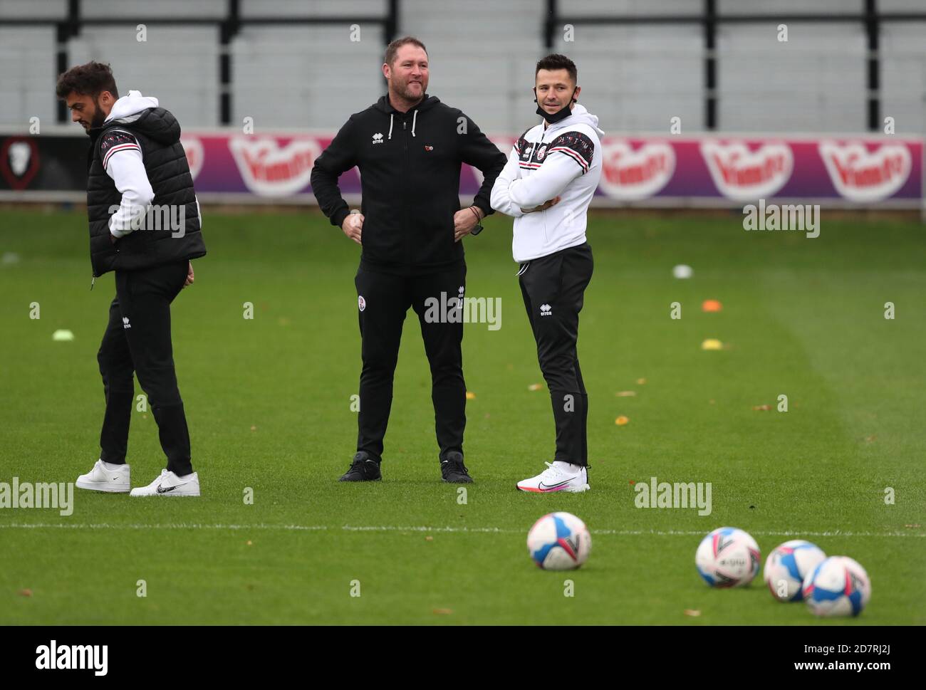 Salford, Großbritannien. 24. Oktober 2020 Fernsehen Persönlichkeit Mark Wright gesehen mit Assistant Head Coach Lee Bradbury während der Sky Bet League zwei Spiel zwischen Salford City und Crawley Town. Kredit: James Boardman / Alamy Live Nachrichten Stockfoto