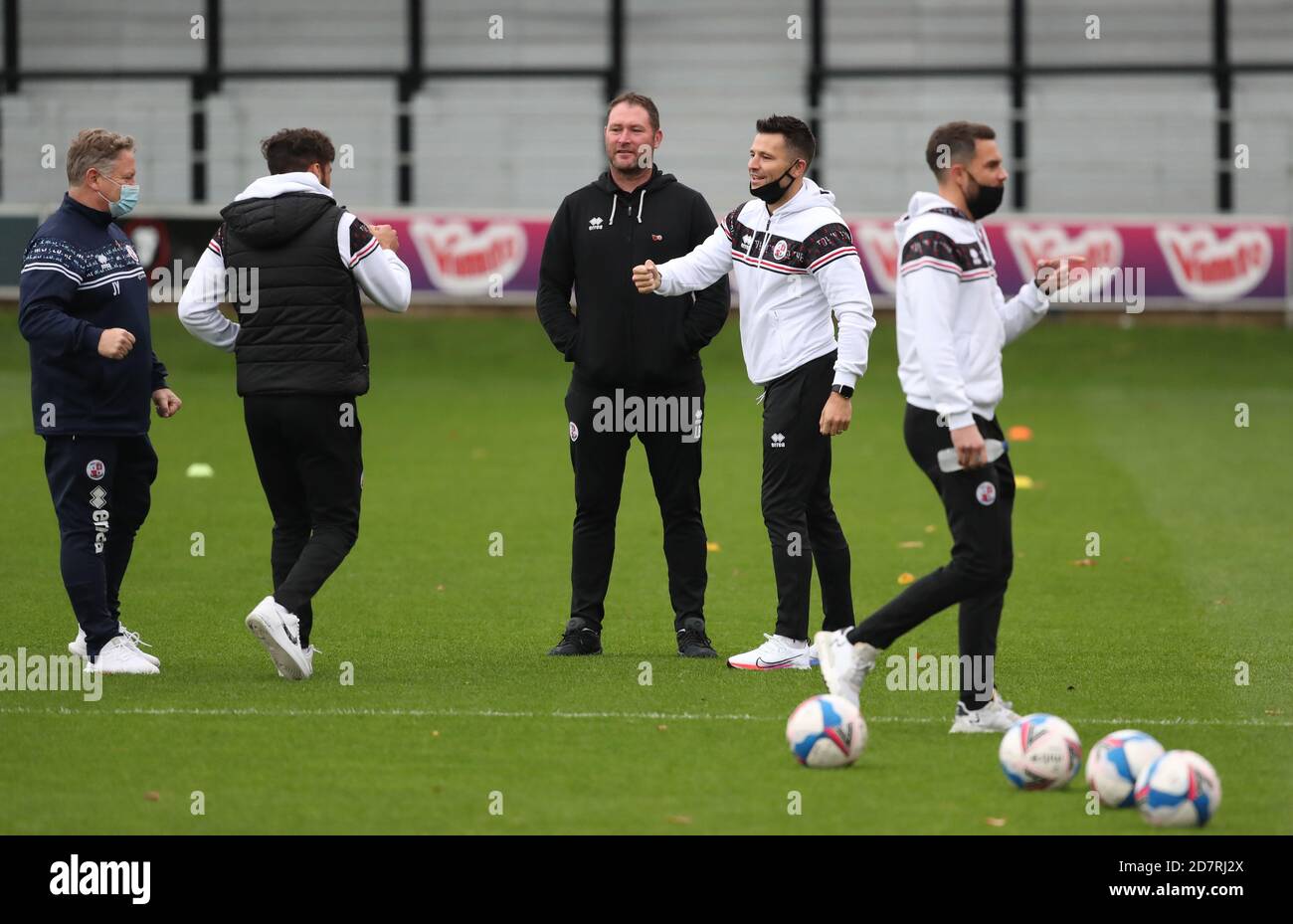 Salford, Großbritannien. 24. Oktober 2020 Fernsehen Persönlichkeit Mark Wright chattet Crawley Town Head Coach John Yems (L) und Assistant Head Coach Lee Bradbury (Mitte) vor dem Sky Bet League zwei Spiel zwischen Salford City und Crawley Town. Kredit: James Boardman / Alamy Live Nachrichten Stockfoto