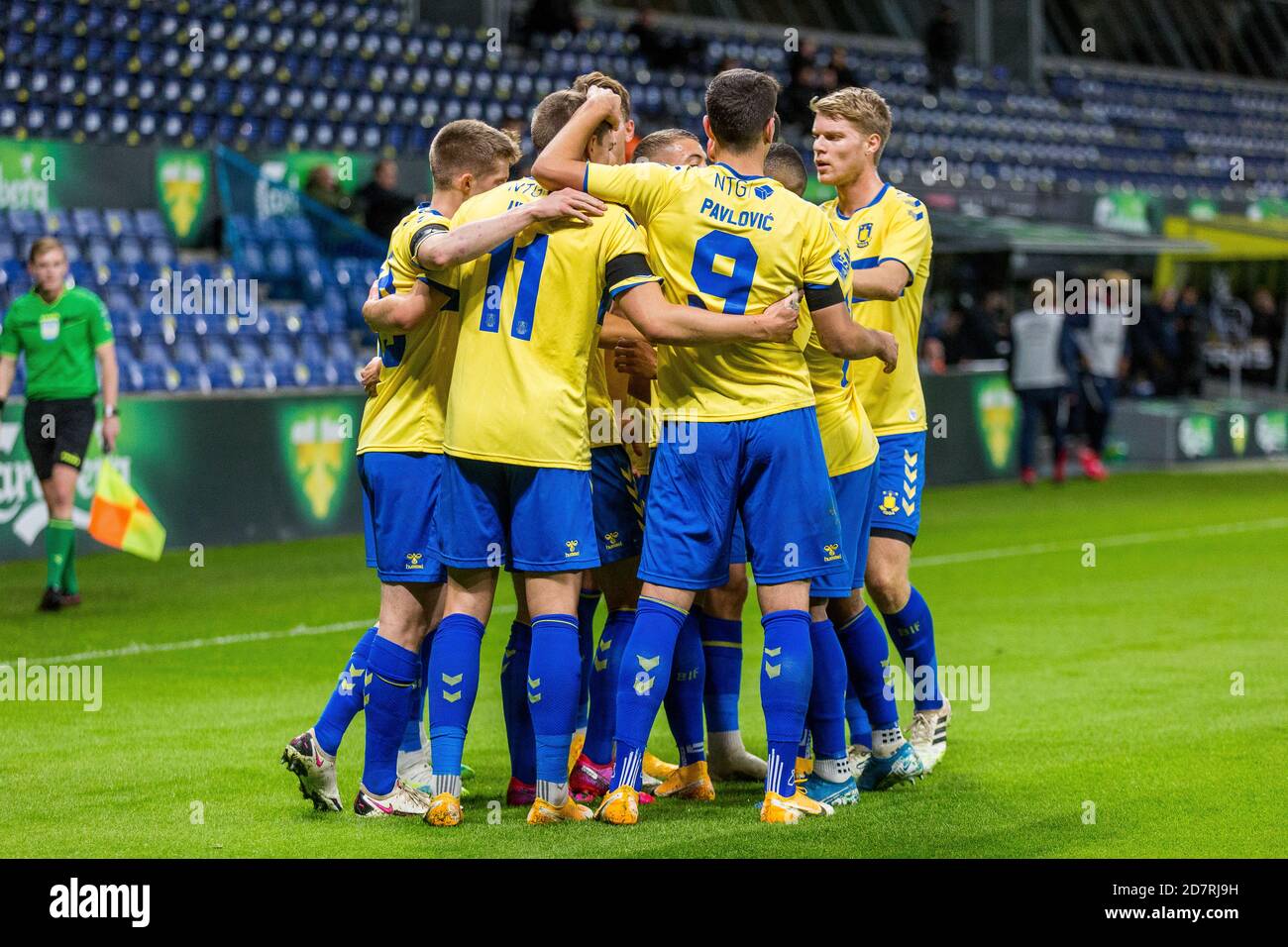 Broendby, Dänemark. Okt. 2020. Andreas Bruus (17) von Broendby IF punktet und feiert mit Teamkollegen im 3F Superliga-Spiel zwischen Broendby IF und FC Midtjylland im Broendby Stadion in Broendby. (Foto Kredit: Gonzales Foto/Alamy Live News Stockfoto