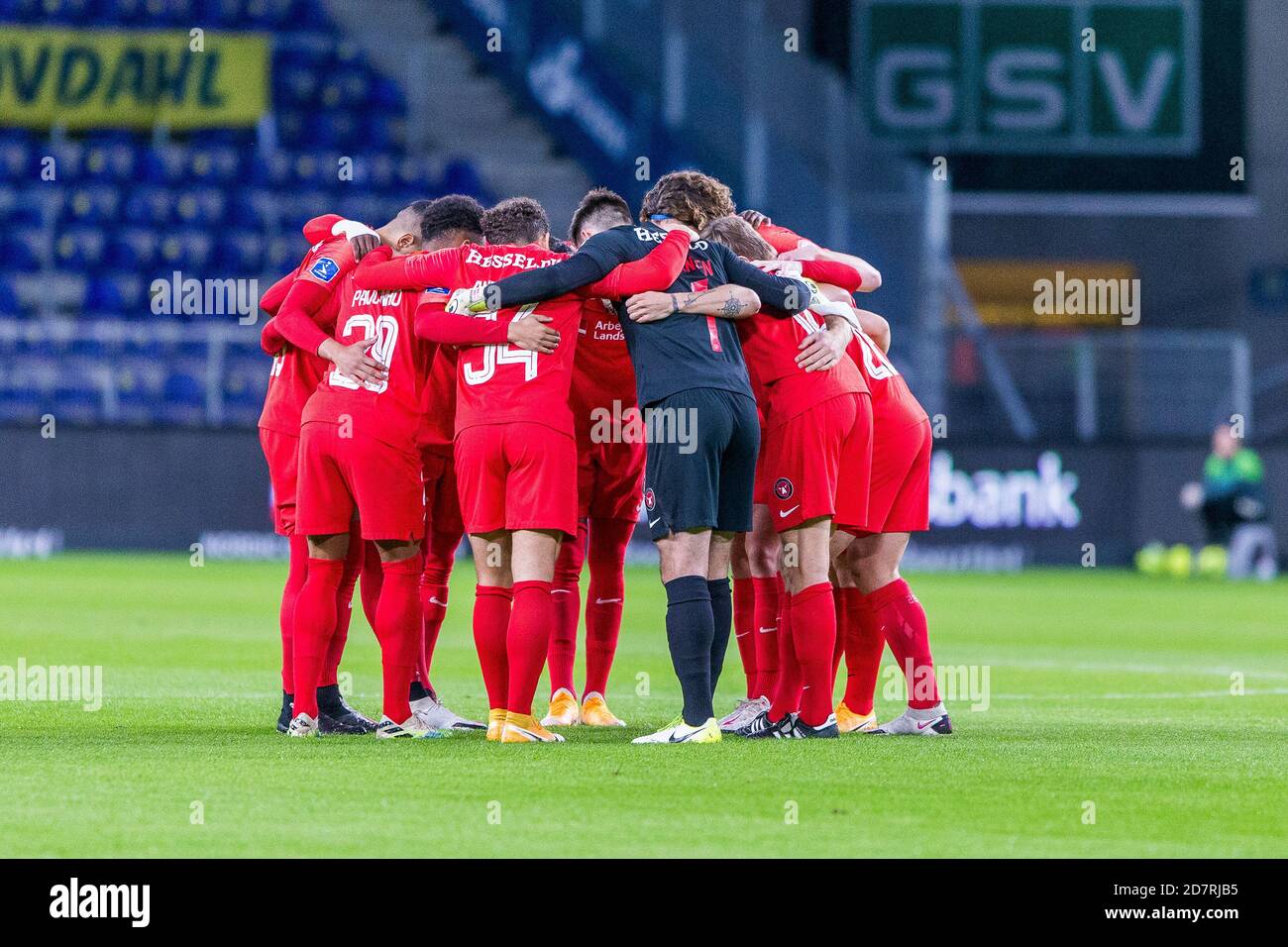 Broendby, Dänemark. Okt. 2020. Die Spieler des FC Midtjylland versammelten sich vor dem 3F Superliga-Spiel zwischen Broendby IF und FC Midtjylland im Broendby Stadion in Broendby. (Foto Kredit: Gonzales Foto/Alamy Live News Stockfoto