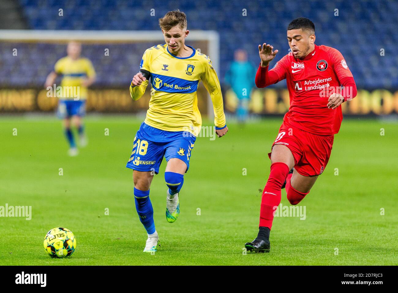 Broendby, Dänemark. Okt. 2020. Jesper Lindstroem (18) von Broendby, WENN er während des 3F Superliga-Spiels zwischen Broendby IF und FC Midtjylland im Broendby Stadion in Broendby gesehen wurde. (Foto Kredit: Gonzales Foto/Alamy Live News Stockfoto