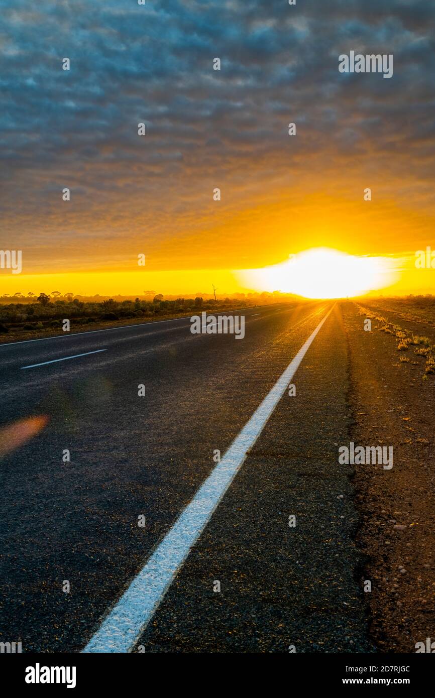 90 Mile Straight, der längste Abschnitt der geraden Straße in Australien und einer der längsten der Welt. Stockfoto