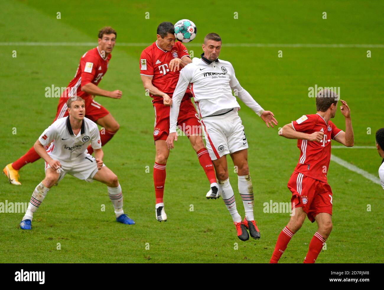 München, Deutschland. Okt. 2020. Robert LEWANDOWSKI, FCB 9 Punkte, schießt Tor, Treffer, 2:0, Stefan ILSANKER, FRA 3 zu spät im Spiel FC BAYERN MÜNCHEN - EINTRACHT FRANKFURT in der 1.deutschen Bundesliga, Saison 2020/2021, Spieltag 5. Foto: © Peter Schatz / Alamy Live News / Bernd Feil/MIS/Pool wichtig: Die DFL-VORSCHRIFTEN VERBIETEN DIE VERWENDUNG VON FOTOGRAFIEN als BILDSEQUENZEN und/oder QUASI-VIDEO - Nationale und internationale Nachrichtenagenturen OUT redaktionelle Verwendung NUR für redaktionelle Verwendung Quelle: Peter Schatz/Alamy Live News Stockfoto