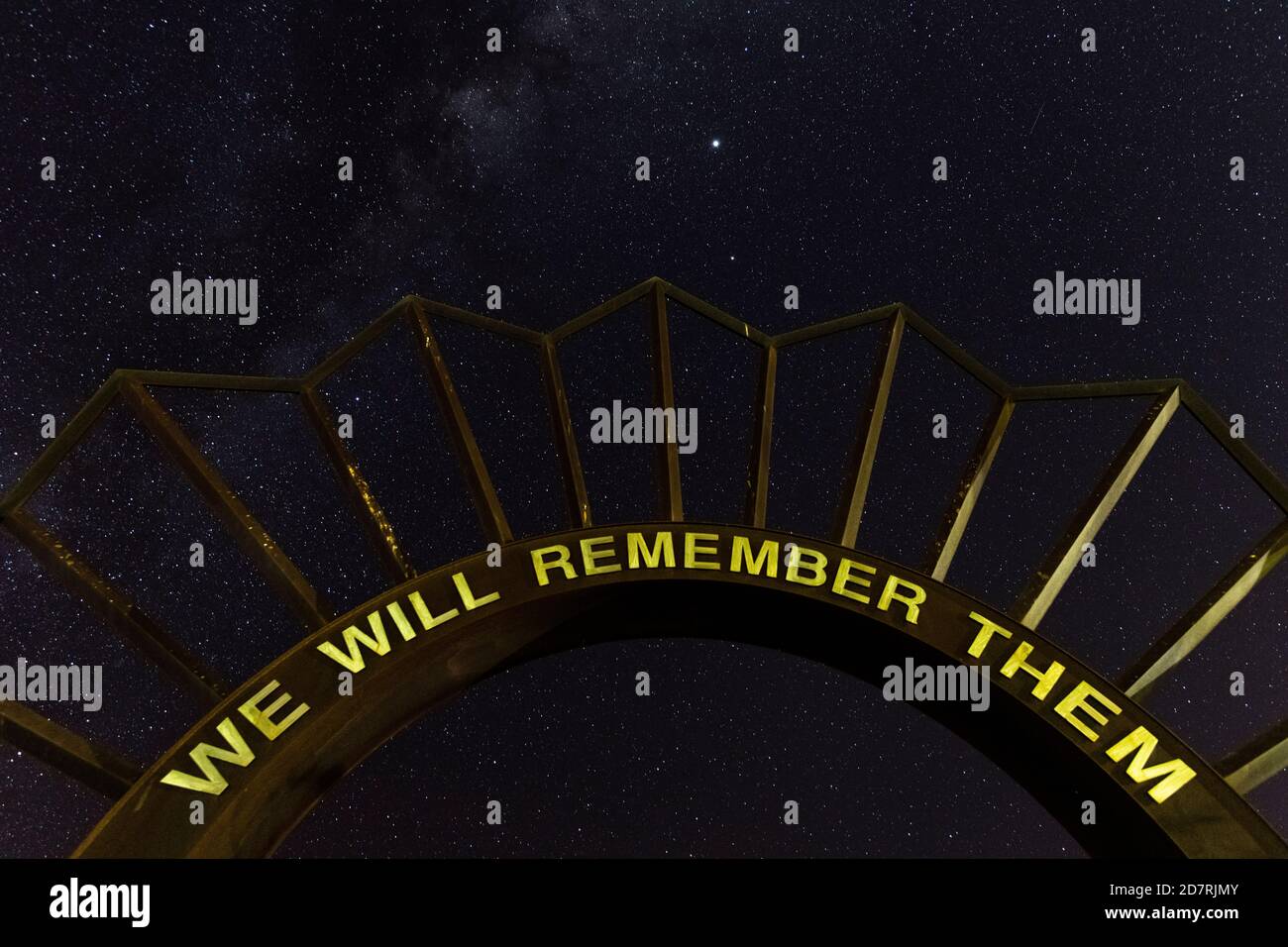 Kriegsdenkmal am Strand von Onslow mit Milchstraße. Stockfoto