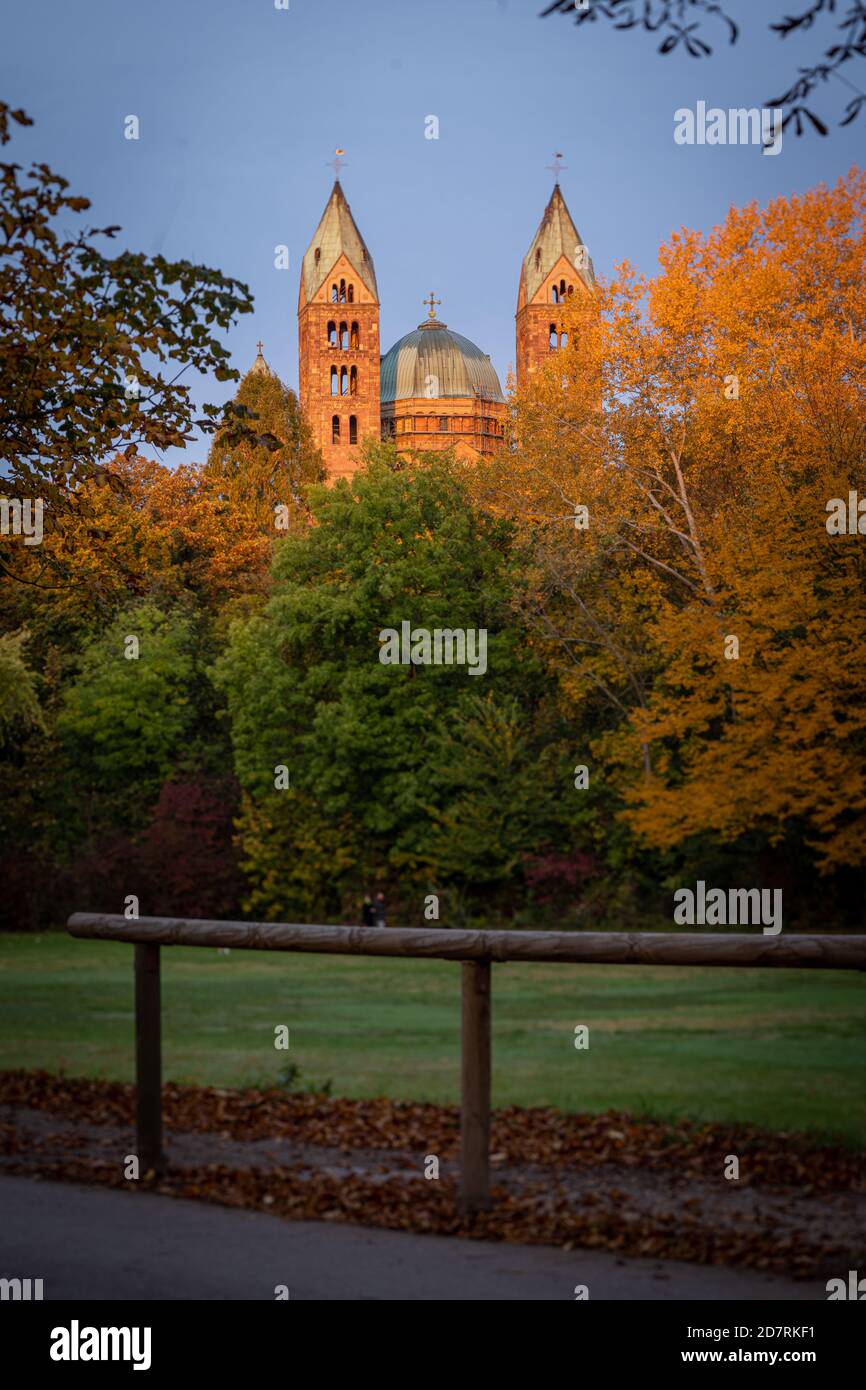 Wetter, Deutschland, Rheinland Pfalz, Speyer, Gipfelsau, Oktober 25. Herbstliche Stimmung am Morgen des 25.10.2020 in Speyer mit Blick auf den Dom. Stockfoto