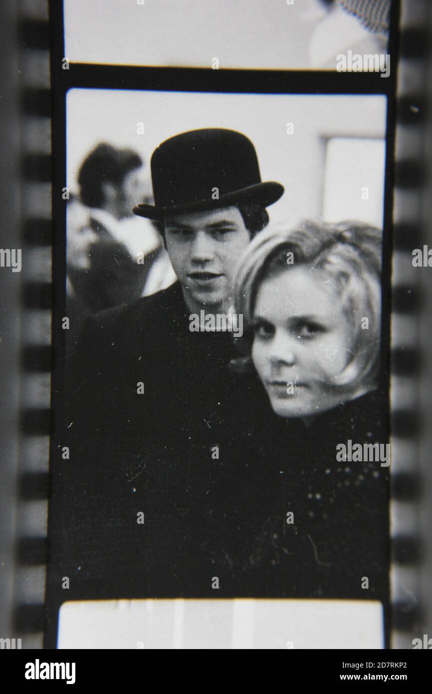 Feine 70er Jahre Vintage schwarz-weiß-Fotografie eines Mannes trägt einen Billycock, bob Hut, bombín, Derby Hut. Stockfoto