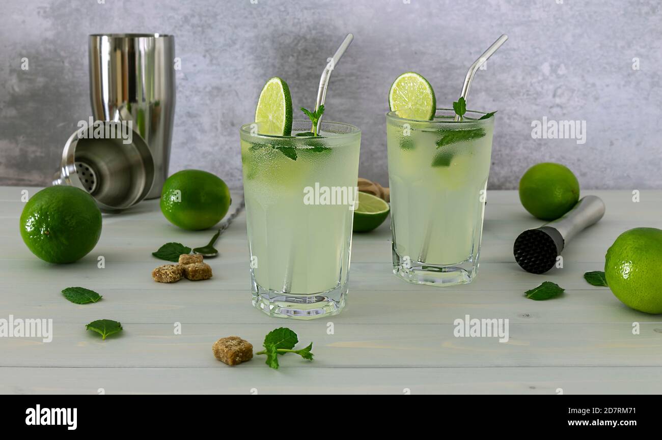 Erfrischender alkoholischer Minzcocktail Mojito mit Rum und Limette Stockfoto