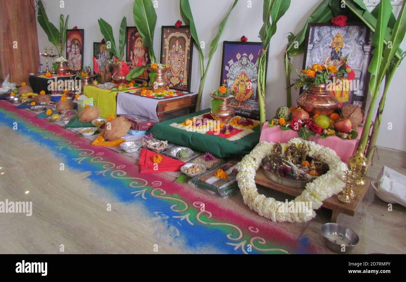 Früchte und andere Zutaten wurden als Opfergaben für Götter aufbewahrt Gebet nach hinduistischen Ritualen Stockfoto