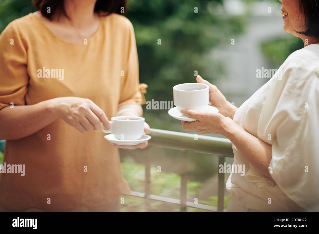 Ältere Frauen trinken Tee Stockfoto
