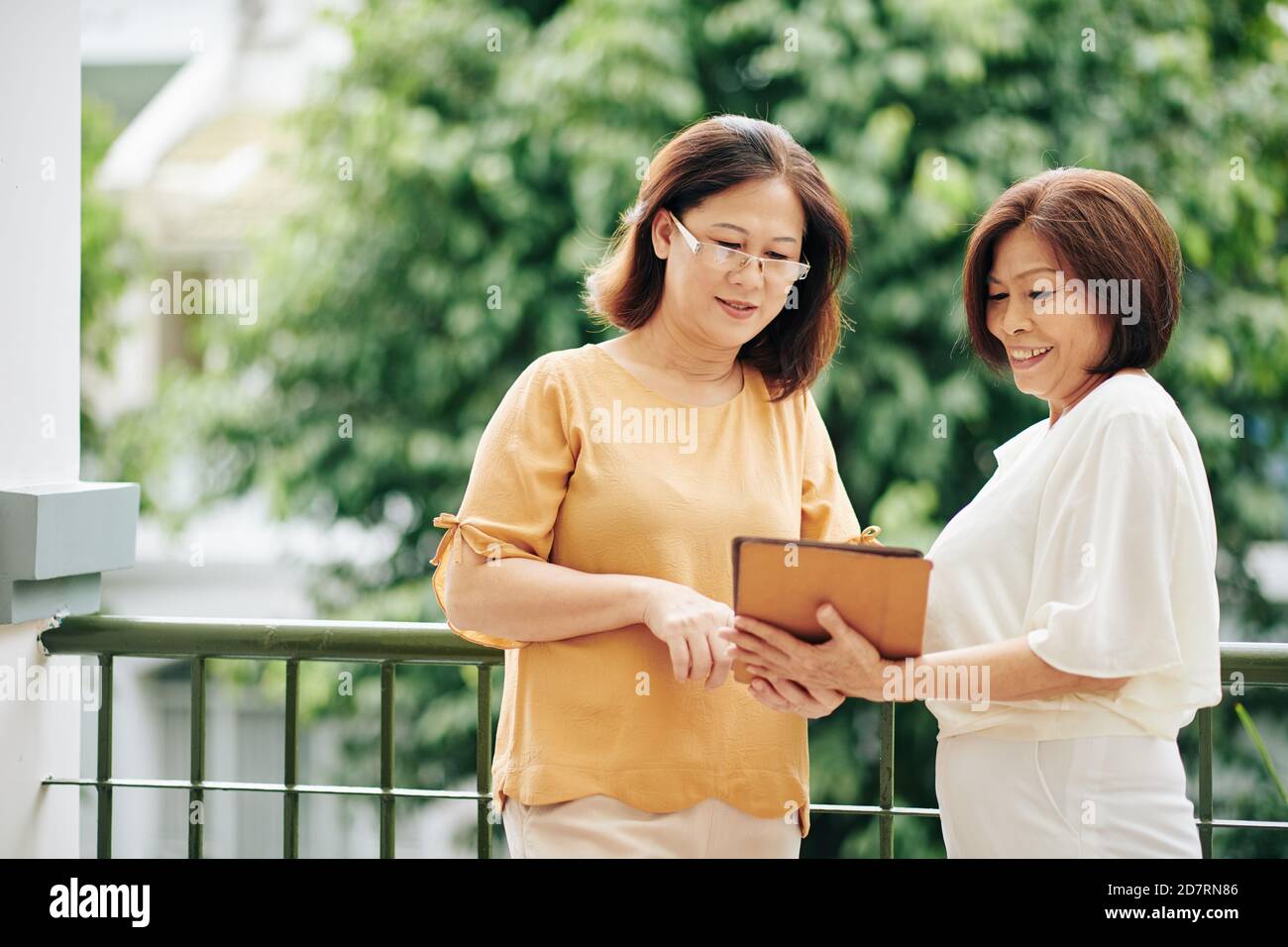 Ältere Freunde diskutieren Fotos Stockfoto