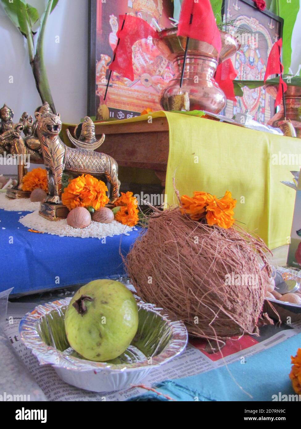 Früchte und andere Zutaten werden vor dem Gebet als Opfergaben für Gott aufbewahrt Nach hinduistischen Ritualen Stockfoto
