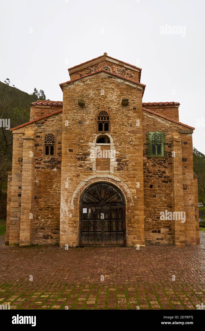 Außenansicht der vorromanischen Kirche St. Michael von Lillo aus dem IX. Jahrhundert an einem regnerischen bewölkten Tag (San Miguel de Lillo, Naranco, Oviedo, Asturien, Spanien) Stockfoto