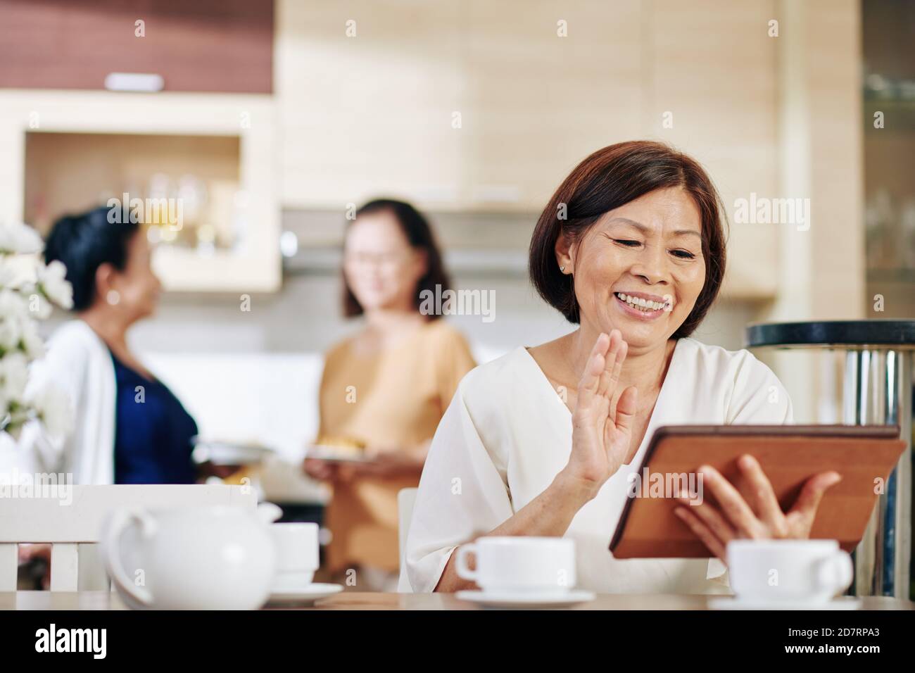 Videoanrufe bei älteren Frauen Stockfoto