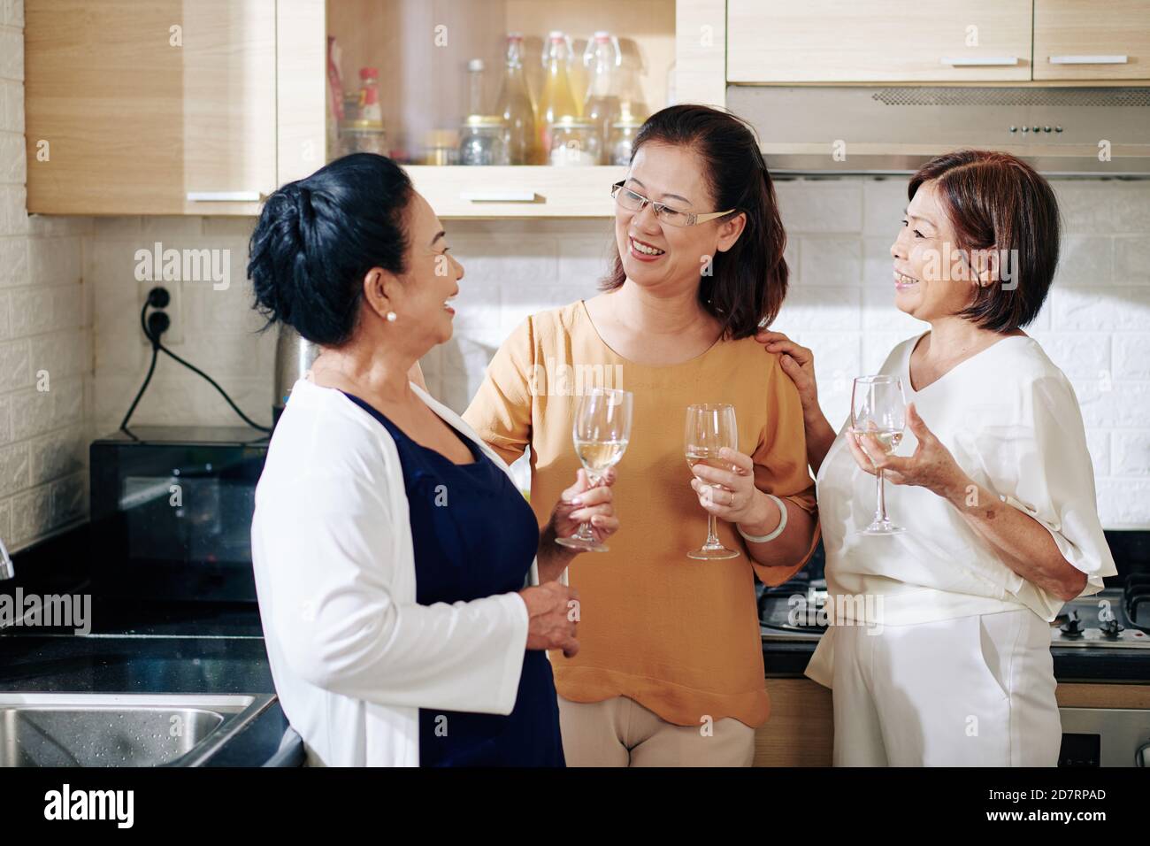 Ältere asiatische Frauen trinken Champagner Stockfoto