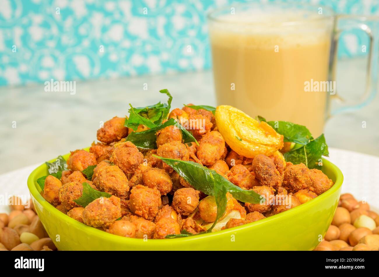 Tief gebratene Masala Erdnüsse mit Tee als Abendsnacks Stockfoto