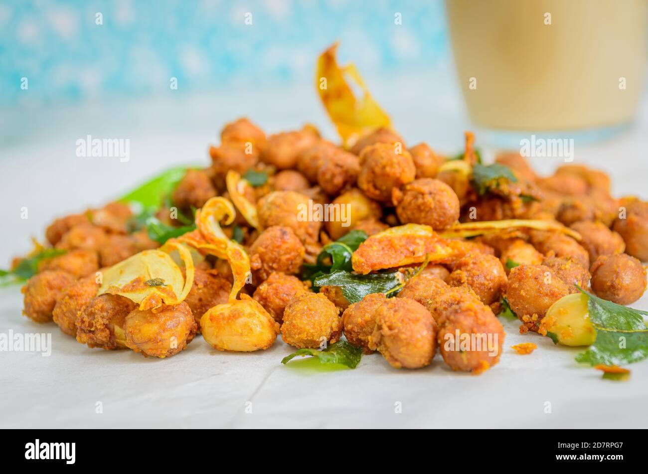 Makroaufnahme von tief gebratenen Masala Erdnüssen mit Knoblauch & Curry Blätter. Stockfoto