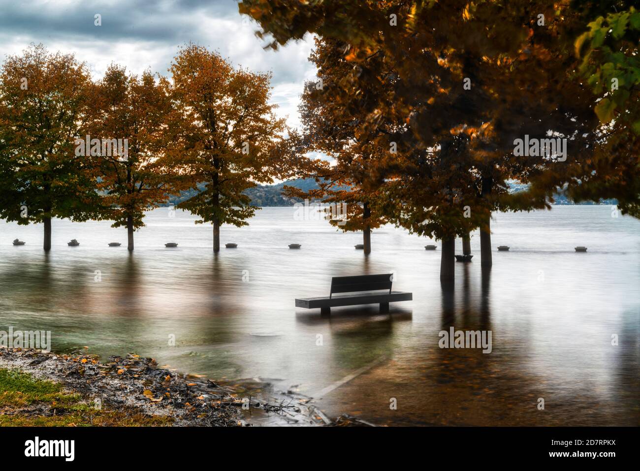 Die Überschwemmung des Großen Sees in der Herbstsaison in der Nähe der kleinen Stadt Ispra, Italien Stockfoto