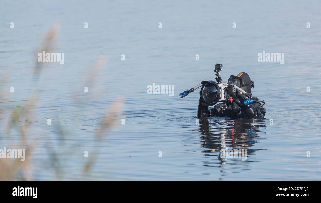 Ein Taucher mit seiner Unterwasserkamera Stockfoto